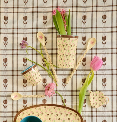 Bild av blommigt porslin och lantlig dukning med fika