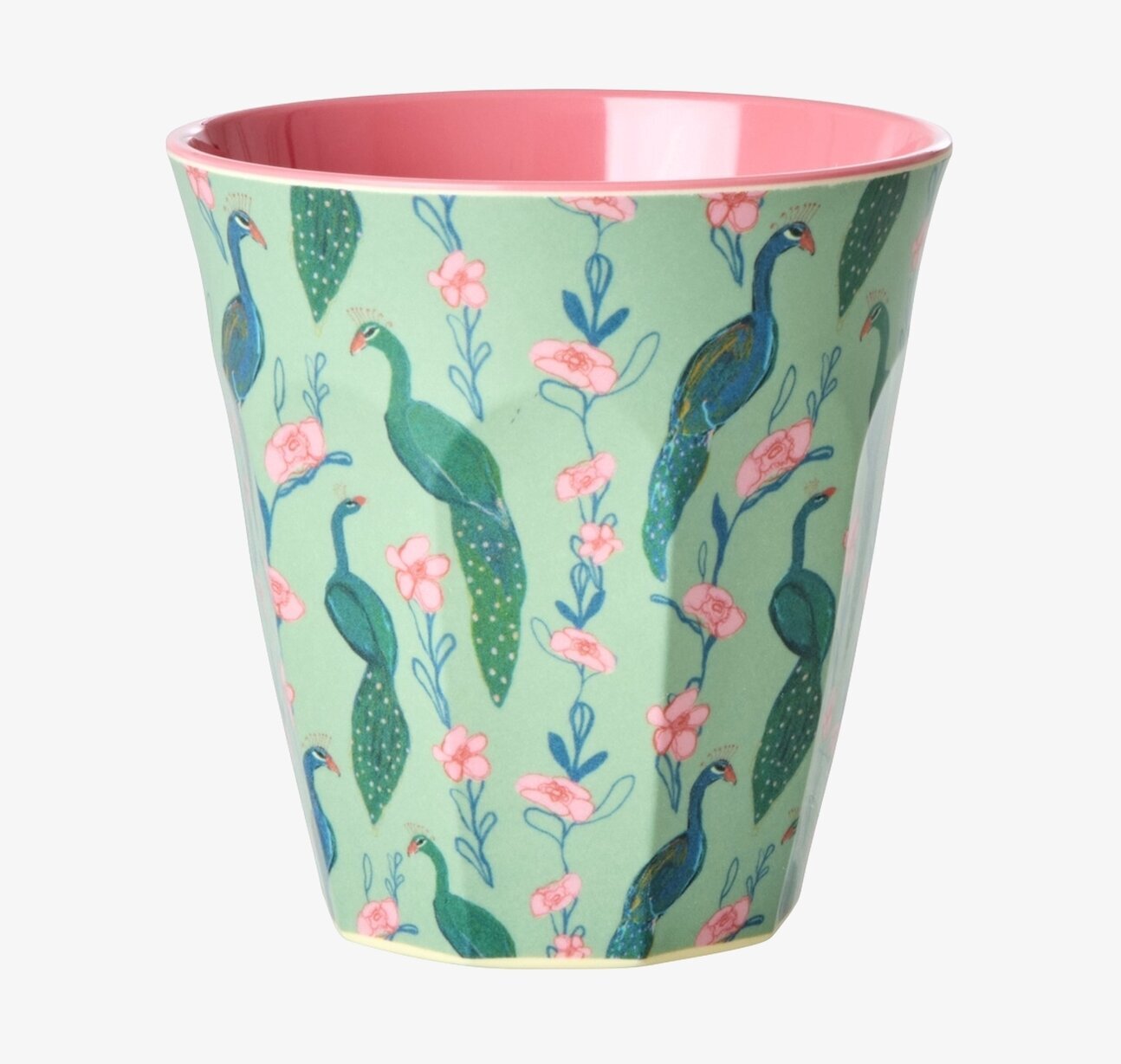 Bild på färgglad mugg med påfåglar och blommor i melamin