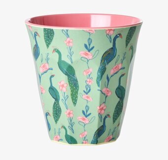 Bild på färgglad mugg med påfåglar och blommor i melamin