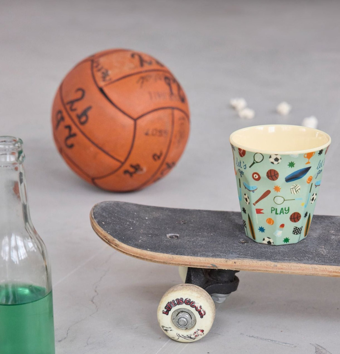 Bild: Sportig vardagsmiljö med färgglada detaljer och lekfullhet