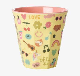 Bild på färgglad melaminmugg med lekfullt motiv och detaljer