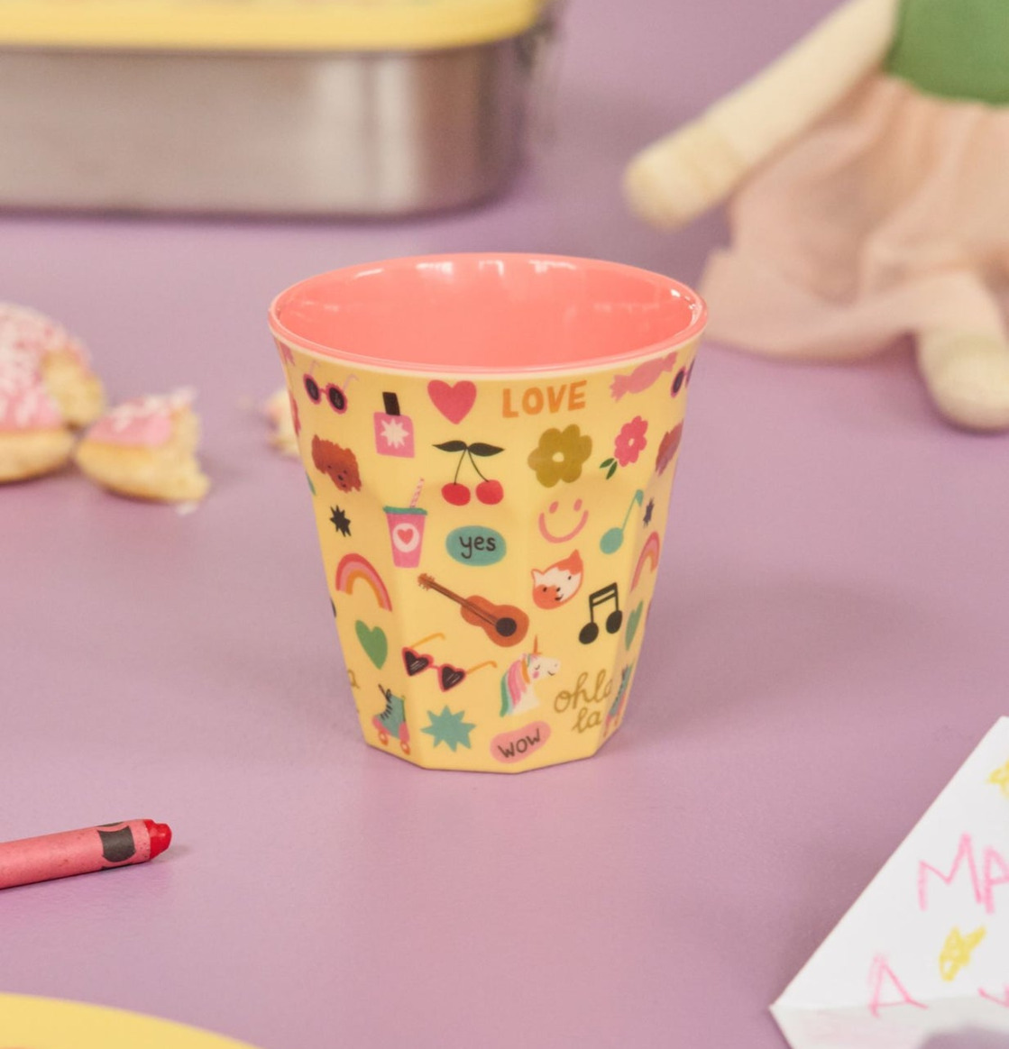 Bild av färgglad och lekfull barnmiljö med kreativ dukning