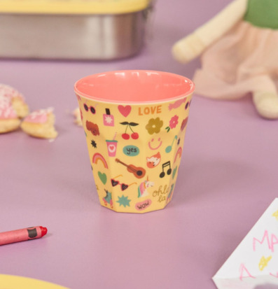 Bild av färgglad och lekfull barnmiljö med kreativ dukning