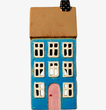 Bild av dekorativ blå ljuslykta formad som ett litet hus