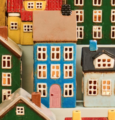 Bild: Dekorativa ljuslyktor som små nordiska keramikhus