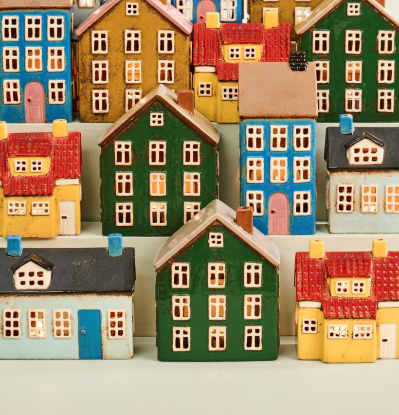 Bild av färgglada keramikhus som dekorativa ljuslyktor