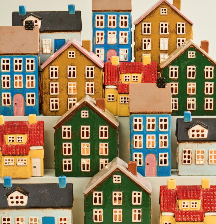 Bild av keramikhus i färgstarkt nordiskt stadslandskap