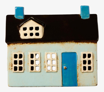 Bild av dekorativ ljuslykta i form av charmigt keramikhus