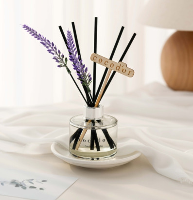 Bild av doftpinnar med lavendel i ljus och harmonisk miljö