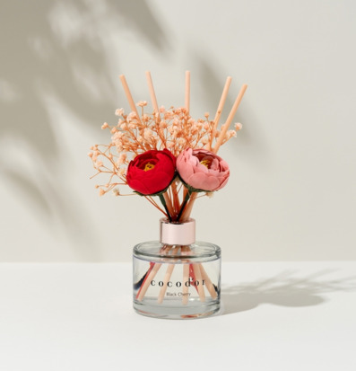 Bild på stilrena doftpinnar med blommor i harmonisk miljö