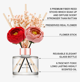 Bild av eleganta doftpinnar med blommor och roséguldsdetaljer