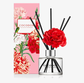 Bild av eleganta doftpinnar med röd nejlika och blomförpackning