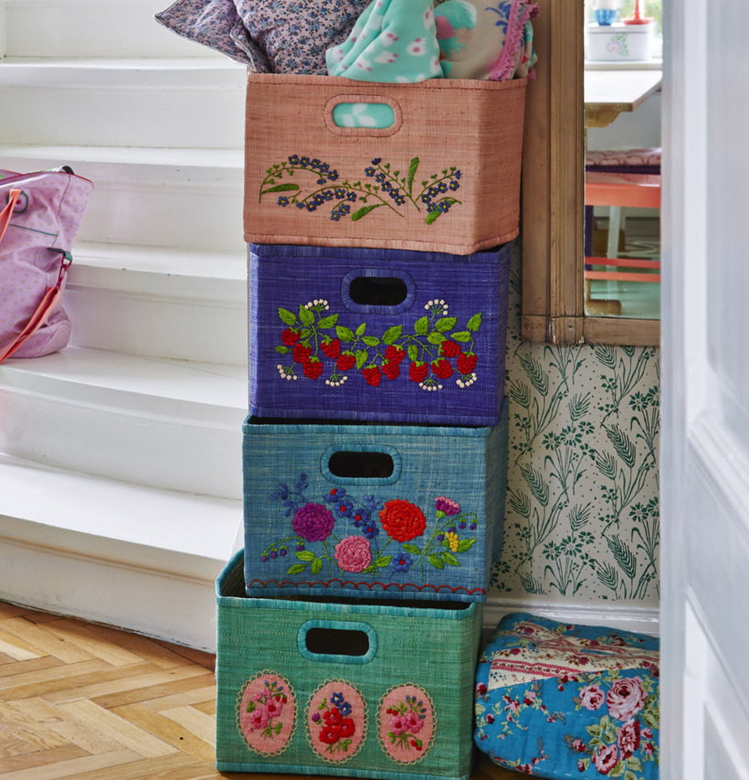 Förvaringskorg Lila Med Bär från Rice i en stapel av korgar