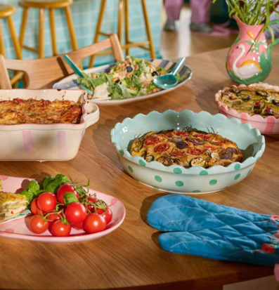 Bild av färgstark dukning med lekfulla former och grönsaker