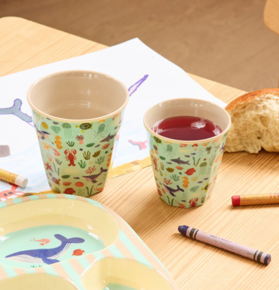 Bild av dukat barnbord med havsmotiv och kreativa detaljer