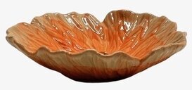 Bild av keramikskål med organisk form och varm orange glasyr