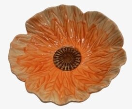 Bild av blomformad skål i orange toner med vågiga kanter