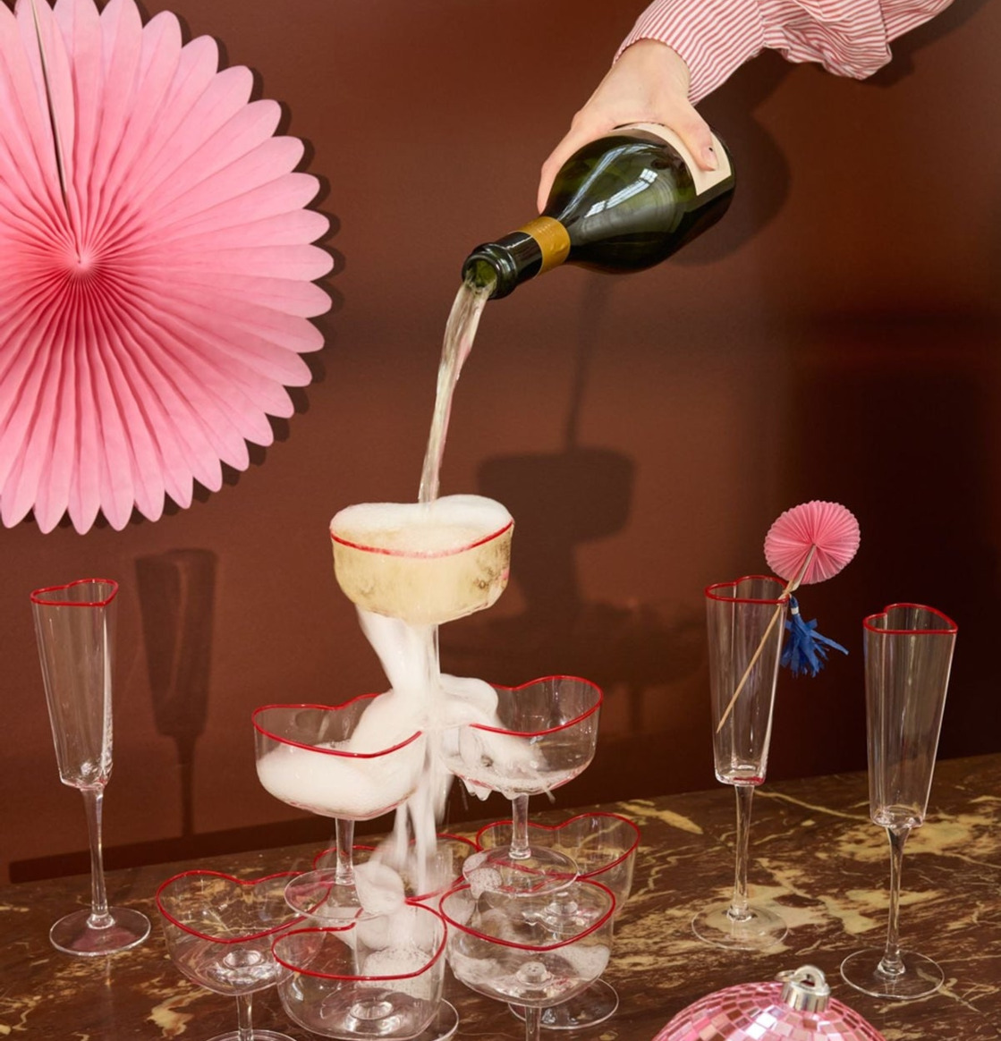 Bild av festlig dukning med hjärtformade glas och dekorationer