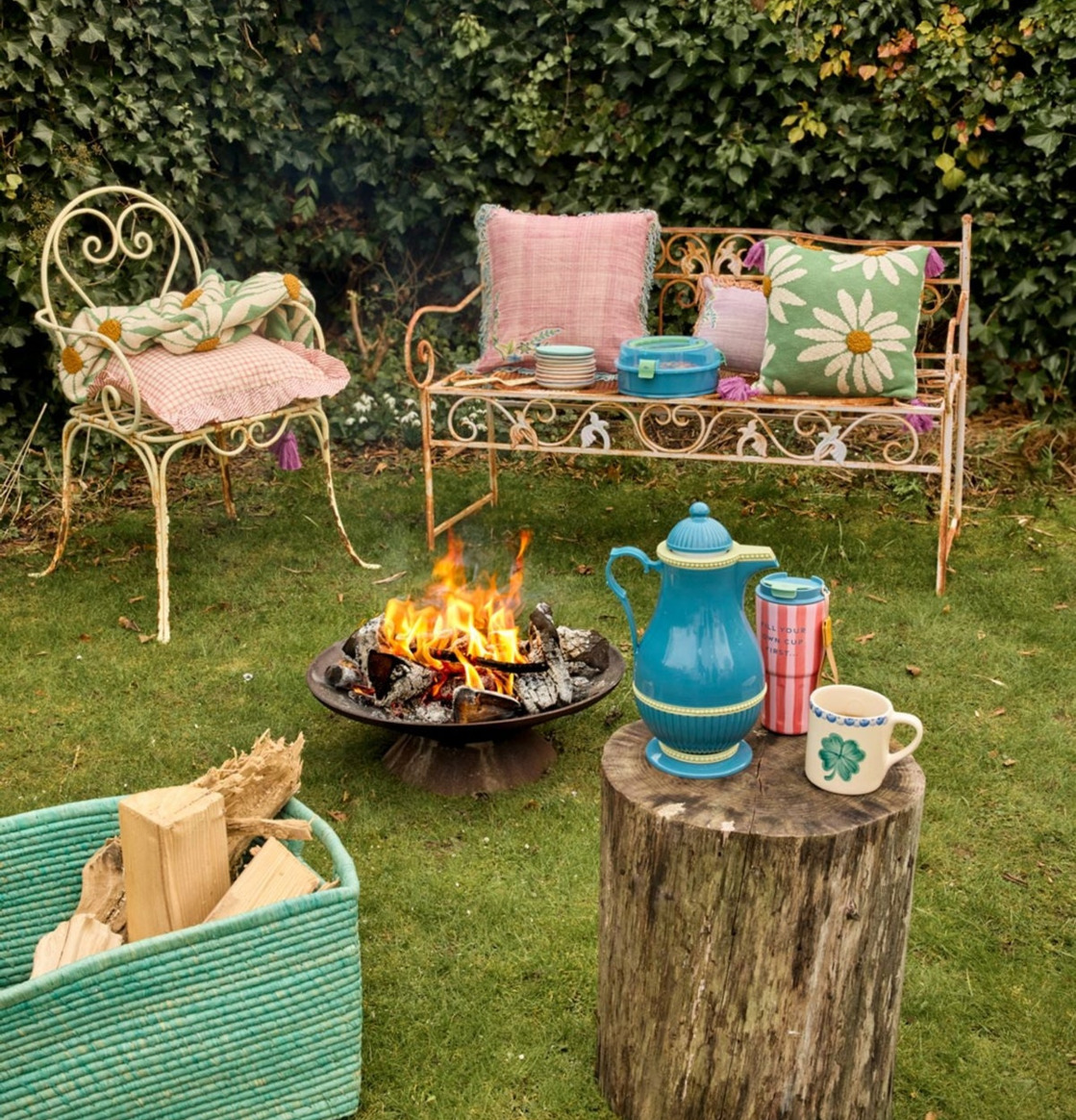 Bild av inspirerande utomhusmiljö med retrofärger och fika