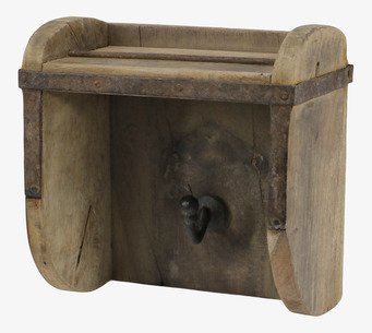 Bild av robust vägghylla i trä med metallist och krok