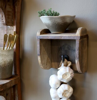 Bild av harmonisk köksinredning med trä, keramik och metall