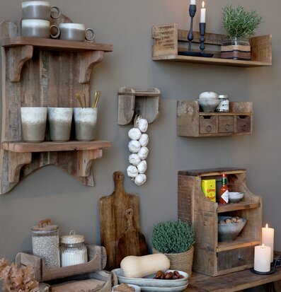 Bild av harmoniskt kökshörn med naturmaterial och höstdekor