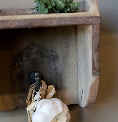 Bild av rustik vägghylla i trä med timjan och vitlök i kök