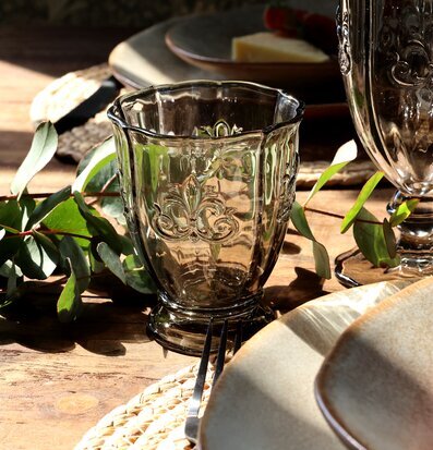 Bild på inspirerande dukning med naturliga material och glas