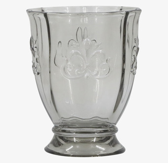 Bild av elegant grått dricksglas med klassisk präglad lilja