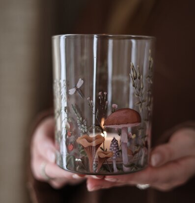 Bild: Närbild på glaslykta med höstmotiv och värmeljus