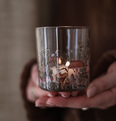 Bild av dekorativ ljuslykta med höstmotiv i varma färger