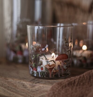 Bild av ljuslykta med höstmotiv, värmeljus och naturkänsla