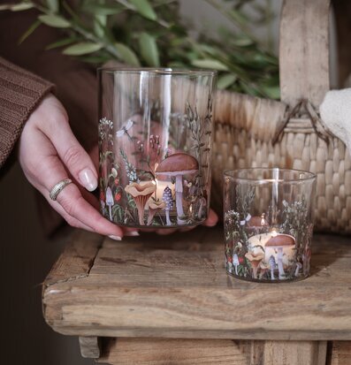 Bild: Höstinspirerade ljuslyktor i glas på rustikt träbord