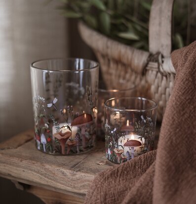 Bild av höstig inredning med ljuslyktor och rustikt träbord