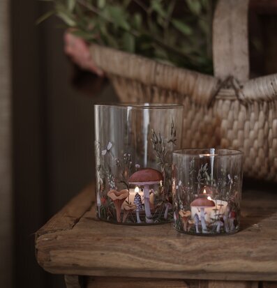 Bild: Lugn höststämning med glaslyktor och rustikt träbord