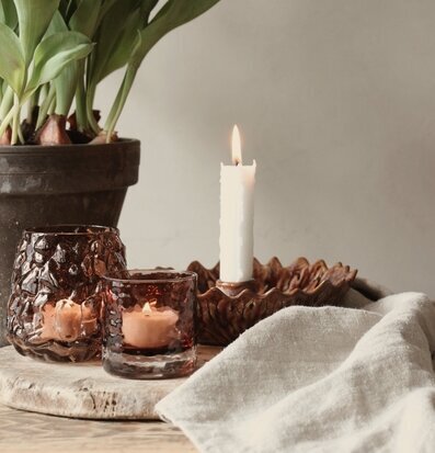 Bild av ombonad dukning med keramik, glas och tulpaner