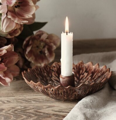 Bild av harmoniskt stilleben med ljusstake och tulpaner