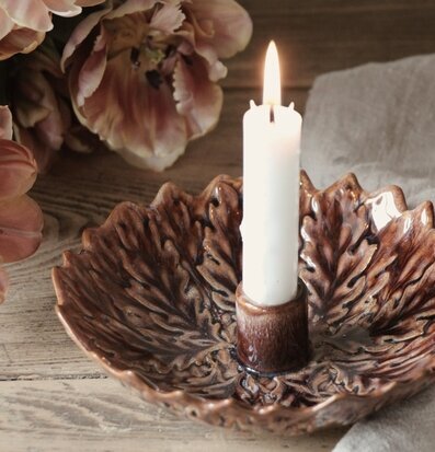 Bild av rustikt stilleben med ljusstake, tulpaner och träbord