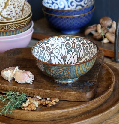 Bild av liten skål med träbrickor och råvaror i heminredning