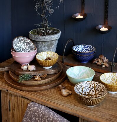 Bild av rustikt sideboard med skålar och naturnära detaljer