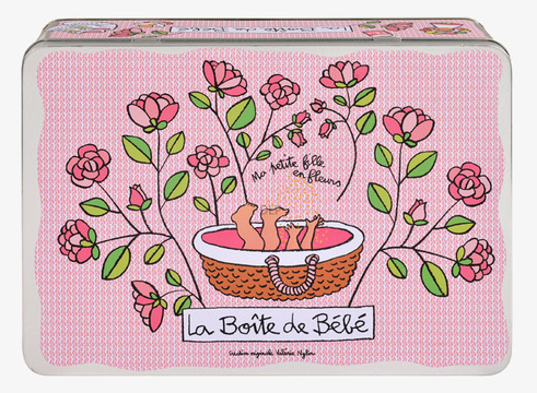 Plåtburk Babyprylar Rosa från Derriére la porte med blommor