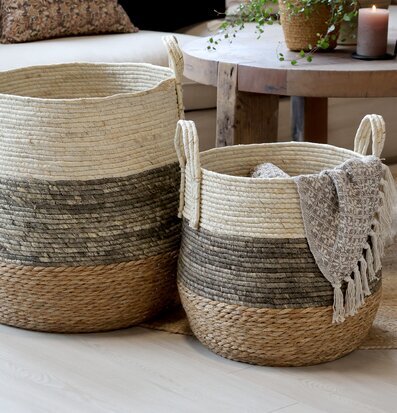 Bild av harmoniskt vardagsrum med korgar i naturmaterial