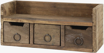 Bild av rustik hylla i trä med tre lådor och metallhandtag
