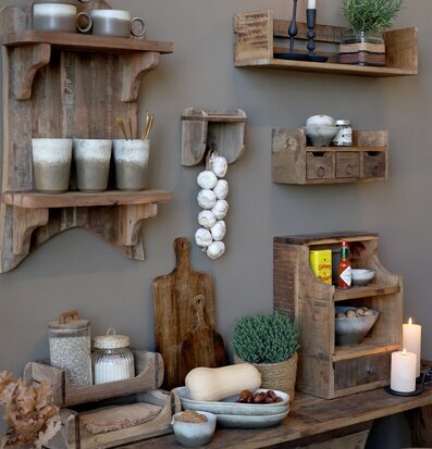 Bild: Varm och rustik inredning med trä, keramik och textilier