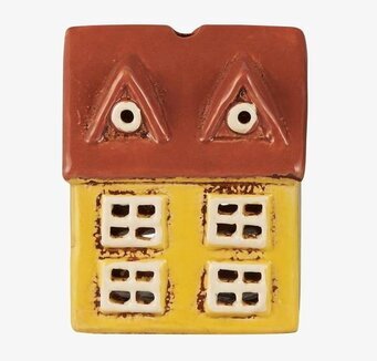 Bild på dekorativ ljuslykta i form av gul husfasad med tak