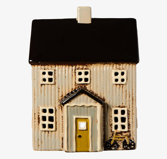 Bild av handgjord keramisk ljuslykta i form av litet hus