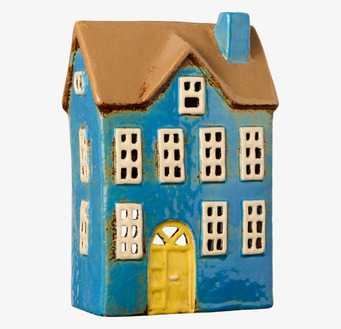 Bild av blå ljuslykta inspirerad av klassiska nordiska hus