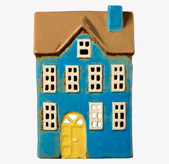 Bild av blå keramikhuslykta med gult dörrmotiv och sadeltak