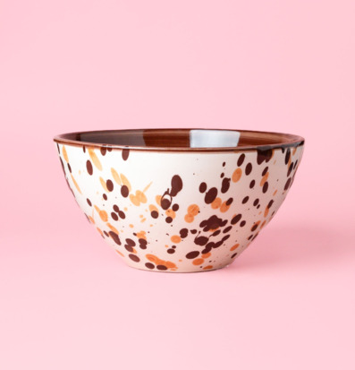 Bild av keramisk salladsskål med stänkigt mönster på rosa bakgrund