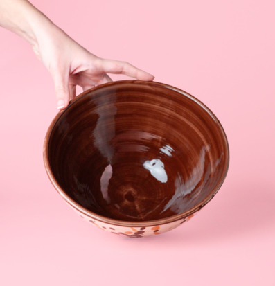 Bild på handdrejad salladsskål i keramik med prickig dekor